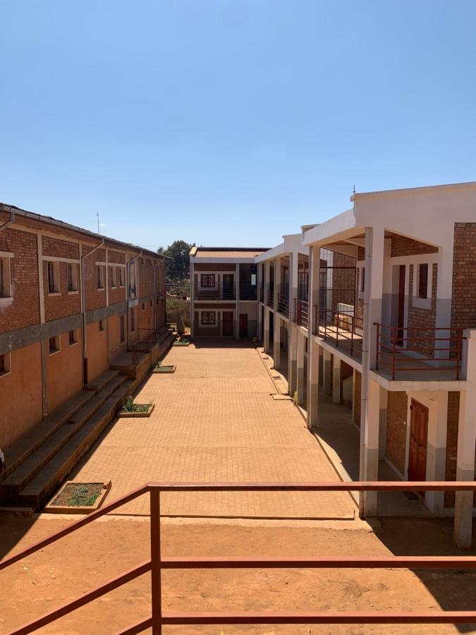 Апартаменты Lycee Picot De Cloriviere Dont Les Revenus Financent L'Education Des Eleves Анцирабе Экстерьер фото