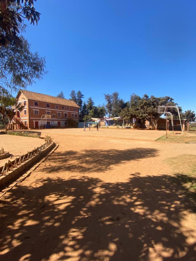 Апартаменты Lycee Picot De Cloriviere Dont Les Revenus Financent L'Education Des Eleves Анцирабе Экстерьер фото